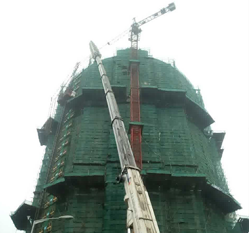 绥江吊车在工地上作业